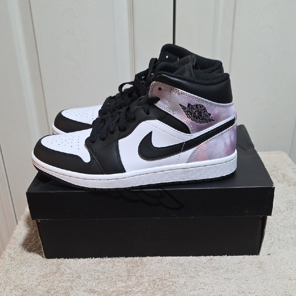 Jordan Women's Sneakers Black and White - Picture 4 of 5